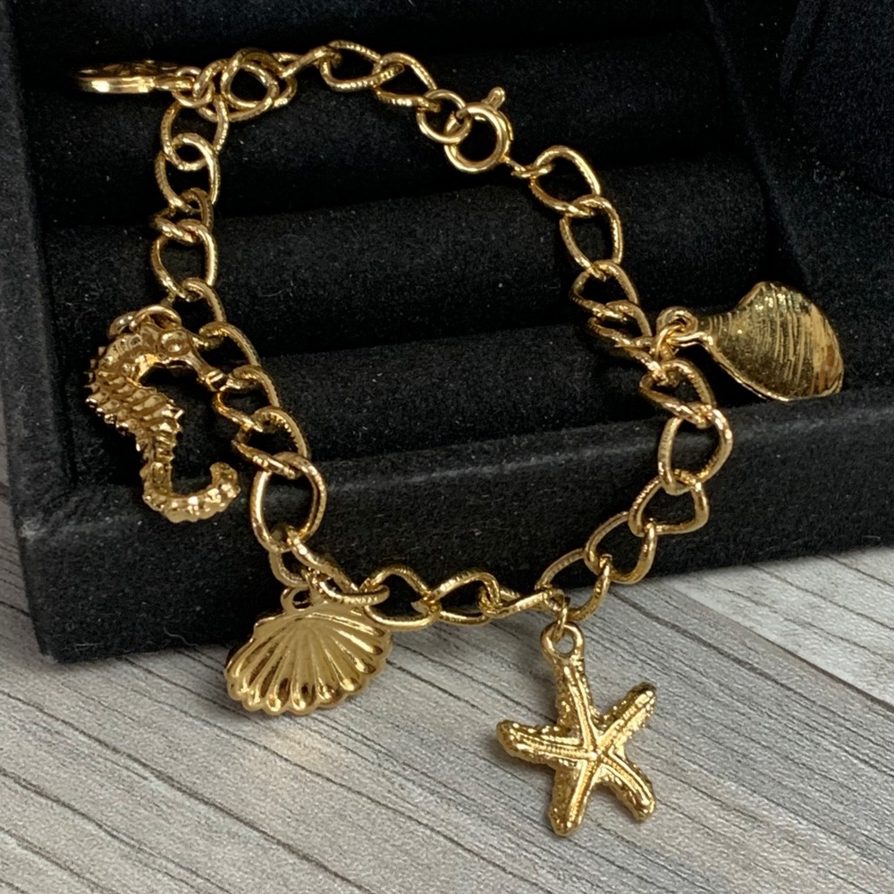 Gold Tone Nautical Sea Life Charm Bracelet Seahorse Starfish Shells 6.5 Inch